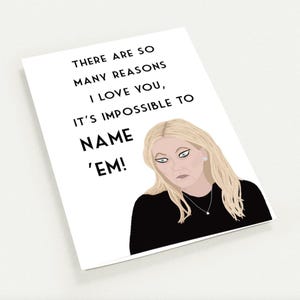 Puede incluir: Una tarjeta de felicitación blanca con el texto "THERE ARE SO MANY REASONS I LOVE YOU, IT'S IMPOSSIBLE TO NAME 'EM!" presenta una ilustración de una mujer con cabello rubio y una blusa negra.
