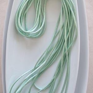 Satijnen koord van 2 mm – verkrijgbaar in verschillende kleuren en lengtes (2 m, 5 m, 10 m) voor het maken en knutselen van sieraden