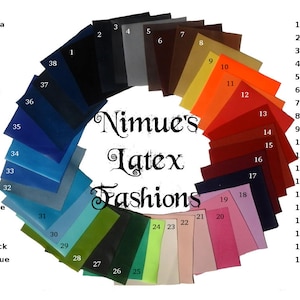 K&ouml;nnte beinhalten: Eine Farbkarte mit 38 verschiedenen Farben von Latexstoff. Die Farben sind in einem Kreis angeordnet, wobei die Namen der Farben neben jedem Farbmuster aufgef&uuml;hrt sind. Die Farben umfassen Schwarz, Wei&szlig;, Rot, Blau, Gr&uuml;n, Gelb, Orange und Lila. Der Text "Nimue's Latex Fashions" befindet sich in der Mitte des Kreises.