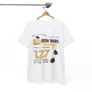 Op de afbeelding: Wit T-shirt met een afbeelding van een bug en de tekst "99 little bugs. Take one down, patch it around, 127 little bugs in the code."