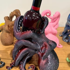 3Dプリントのタコ型ワインボトルホルダー - ユニークな触手型ディスプレイスタンド