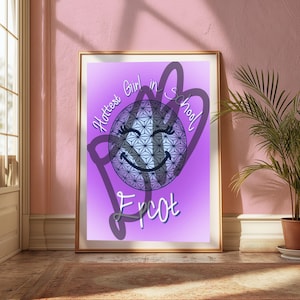 Puede incluir: Una impresión artística enmarcada con una esfera geométrica sonriente, pestañas y el texto "Hottest Girl in School" y "Epcot". El fondo es un degradado púrpura. La obra está en un marco dorado.