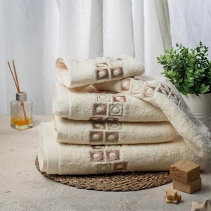 Egyptian Cotton Towel (600 GSM) – Luxury 100% Cotton Embroidered Bath Towels – High-Quality Bathroom Towels – Soft, Absorbent, and Durable.