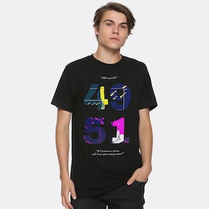 Puede incluir: Camiseta negra con un diseño gráfico colorido que presenta los números 49 y 51. El texto "Tell me, you feel?" y "If I continue to repeat, will I ever get to meet you again?" está impreso en la camiseta.