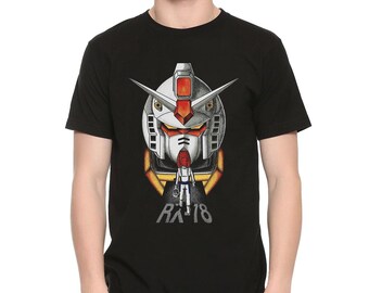 Op de afbeelding: Zwart T-shirt met een witte en rode robotkop-afbeelding. De robot heeft een rood vizier en een wit lichaam. De tekst "RX-78" is onder de robot gedrukt.