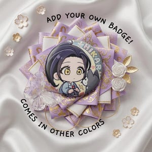 Puede incluir: Un portatarjetas decorativo en tonos lavanda, blanco y dorado. El soporte presenta una insignia central con un personaje de estilo anime y un gato. El texto "ADD YOUR OWN BADGE!" y "COMES IN OTHER COLORS" son visibles.