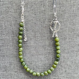 Connemara Marmor Claddagh Toggle Choker. Perlen Halskette. Wie bei GBK&#39;s 2023 Oscars Promi Gift Lounge gesehen.