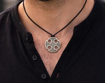 Irländskt halsband med keltiskt korshänge och justerbart svart nylonsnöre. Design med Book of Kells.