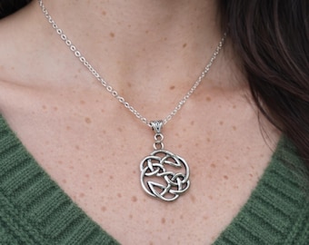 Collar irlandés Dara con nudo celta. Colgante grueso del Libro de Kells. Diseño infinito. Bañado en plata.