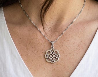 Collar irlandés con nudo celta Dara. Colgante de plata del Libro de Kells. Símbolo de protección.