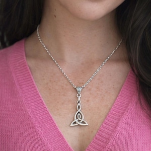 Collier irlandais noeud de mère celtique. Pendentif Livre de Kells. Symbole de famille. Plaqué argent.