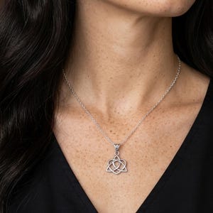 Collier irlandais soeur noeud celtique. Pendentif Livre de Kells. Plaqué argent.