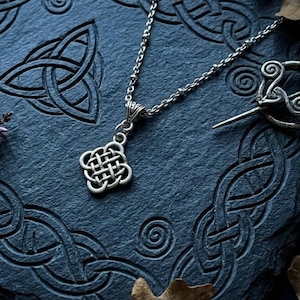 Collar con colgante de nudo de escudo celta chapado en plata. Joyería irlandesa. Colgante del Libro de Kells.