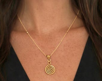 Collar celta Newgrange en espiral chapado en oro. Delicada joyería con símbolos irlandeses.