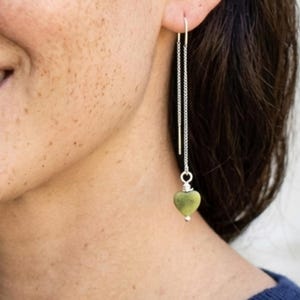 Connemara Marble Keltische Threader-oorbellen. Ierse groene stenen harthangers.