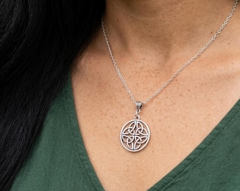 Collar irlandés con nudo celta de Dara. Colgante del Libro de Kells. Joyería simbólica de plata.