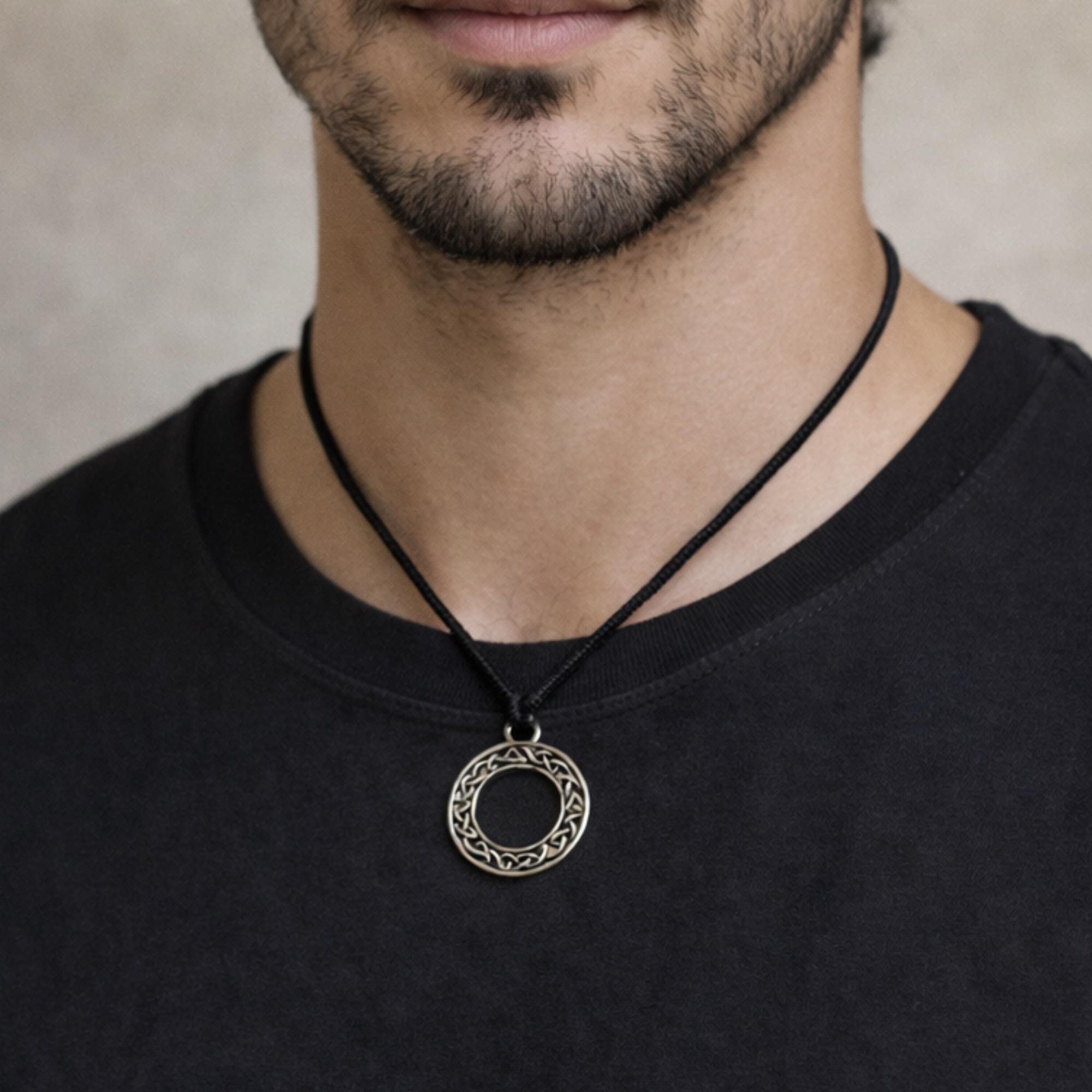 Collana Con Ciondolo Tondo Nodo Celtico – Elegante, Catena Regolabile, Gioiello Significativo