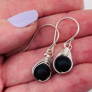 Pendientes celtas de mármol negro de Kilkenny con alambre enrollado. Joyería irlandesa. Piedra preciosa de Irlanda.