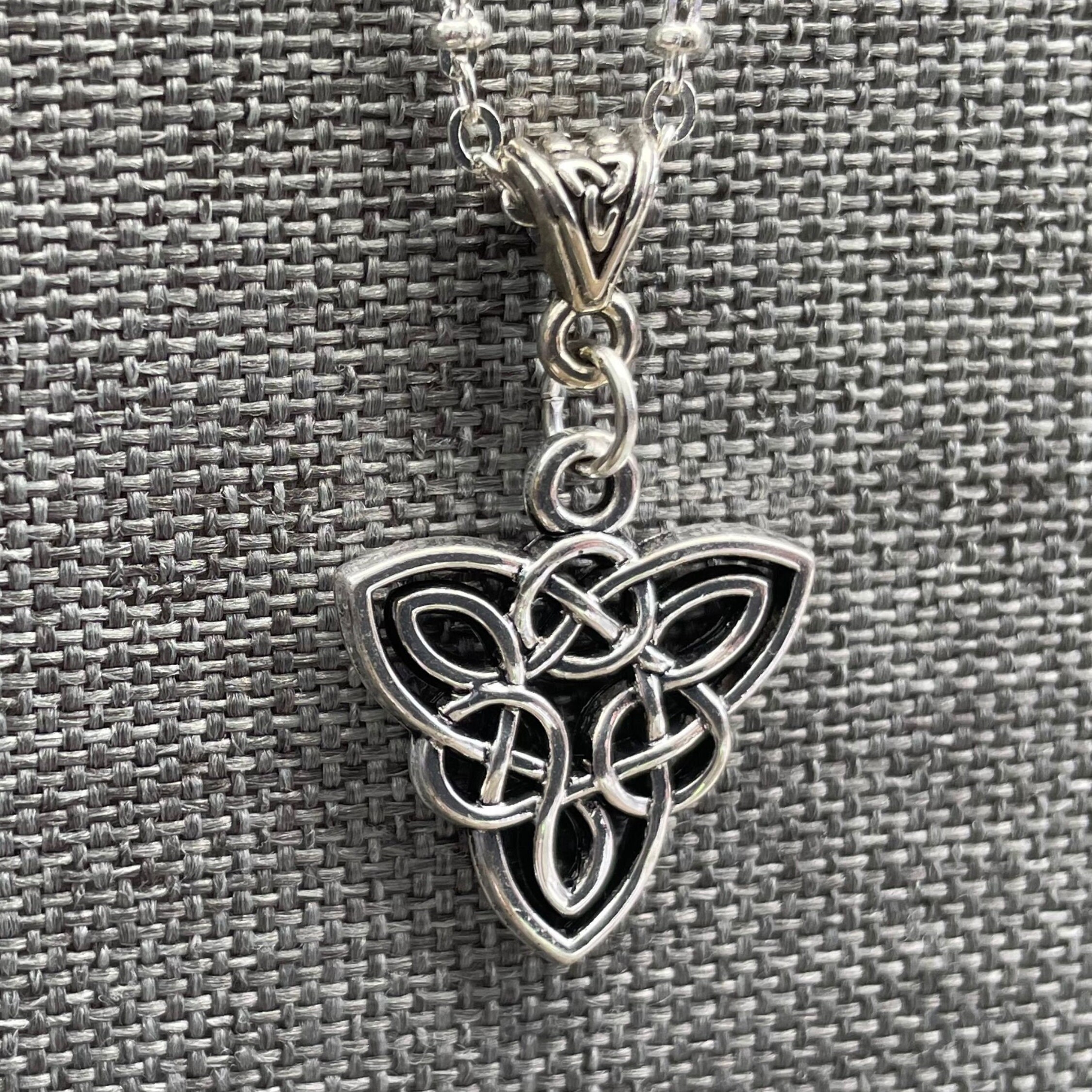 Triquetra In Argento 925 Con Sfondo In Madreperla Azzurra, Gioiello