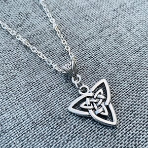 Keltischer Knotenanhänger. Irischer Schmuck. Triquetra Symbol. Keltisch inspiriert.