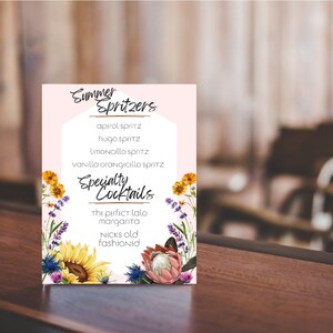 Modèle personnalisable de menu cocktail d'été jour et nuit | Enseigne pour boisson signature modifiable | Menu floral de bar pour événements et mariages