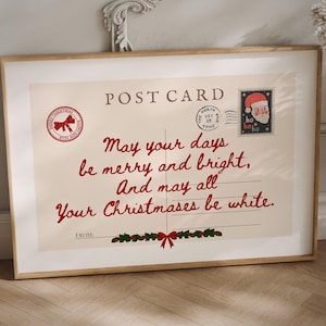 Könnte beinhalten: Gerahmte Postkarte im Vintage-Stil mit hellbeigem Hintergrund. Der Text in roter Schrift lautet: "May your days be merry and bright, And may all Your Christmases be white." Enthält eine Weihnachtsmann-Briefmarke und ein rotes Schleifensiegel. Der Rahmen ist hellbraun.