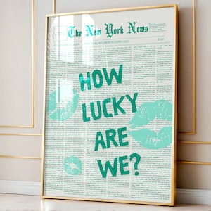 トレンディなグリーンの「How Lucky Are We」ウォールアートプリント、レトロな新聞プリント、唇のポスター、ヴィンテージバーカート、大学アパートのプレッピールームの装飾