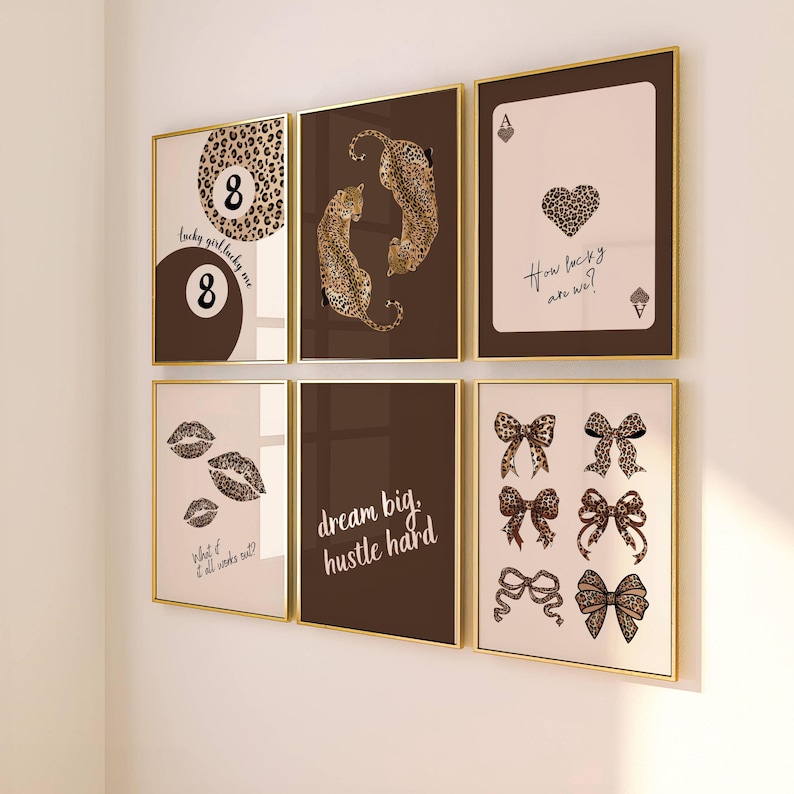 Puede incluir: Conjunto de ocho impresiones enmarcadas con fondo marr&oacute;n y marcos dorados. Las impresiones presentan varios dise&ntilde;os, incluyendo estampado de leopardo, lazos, labios y texto. El texto incluye "lucky girl lucky me", "dream big, hustle hard" y "how lucky are we?"