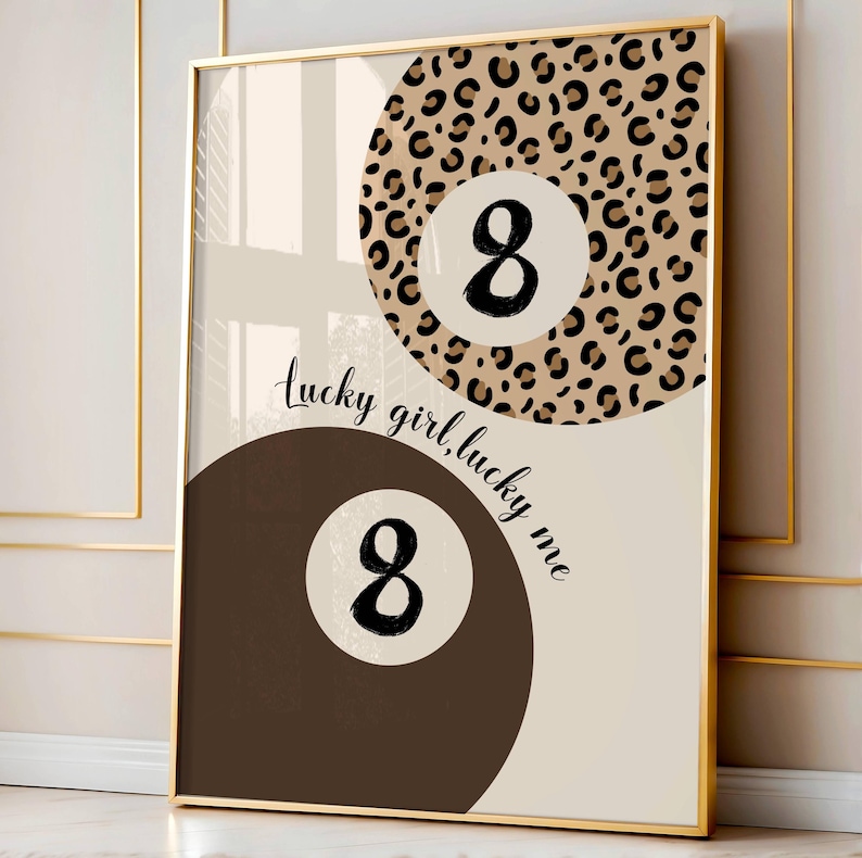 Puede incluir: Una impresi&oacute;n abstracta beige y marr&oacute;n con dos dise&ntilde;os de bolas de billar n&uacute;mero 8. La bola de arriba est&aacute; sobre un fondo de estampado de leopardo. La bola de abajo est&aacute; sobre un fondo marr&oacute;n. El texto "lucky girl, lucky me" est&aacute; escrito en cursiva negra.