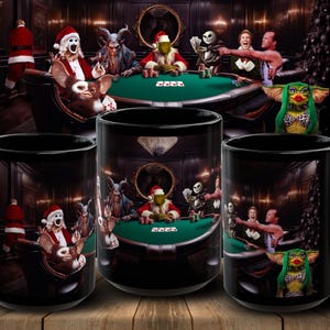 Puede incluir: Una taza de café negra con una imagen de juego de póker con temática navideña. La imagen presenta personajes de películas navideñas populares, como el Grinch, Jack Skellington y la criatura de Gremlins. Los personajes están sentados alrededor de una mesa de póker de fieltro verde, con cartas y fichas visibles. La taza es un gran regalo para los fanáticos de las películas navideñas y el póker.
