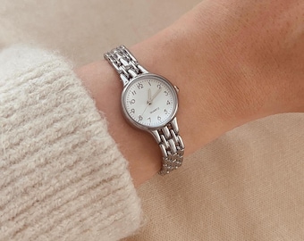 Silverfärgad damklocka: Vintage armbandsur i rostfritt stål med vit urtavla
