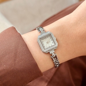 Montre femme vintage carrée rectangulaire, montre femme couleur argent, cadeau pour elle, cadeau pour elle, montre en acier, cadran blanc