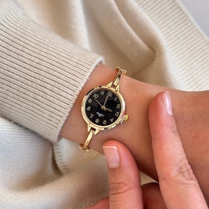 Vintage Gold Women&#39;s Watch: Black Dial, Stainless Steel Band