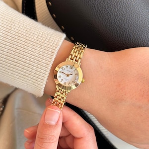 Round Vintage Women watch, Gold Colour Woman Watch, White Dial, Vintage Design, Present for Her, Gift for Her, Roman Numeral