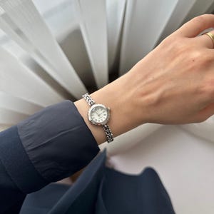 Orologio da donna regolabile, orologio da polso da donna color argento, design vintage, regalo per lei, regalo per lei, orologio in acciaio, quadrante bianco, Natale