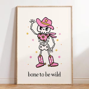 Cowgirl Halloween Kunstdruck, Retro Skeleton Art, Bone To Be Wild, Skeleton Cowgirl, Trendy Halloween, Cowgirl Poster, Lustiges Halloween Dekor