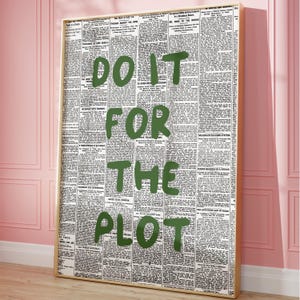 以下が含まれることがあります： 緑色のペンキで「DO IT FOR THE PLOT」と書かれた新聞の額装されたプリントです。
