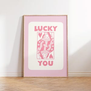 Lucky You Print Poster, Spielkarte Druck, trendige Wanddekoration, Queen Karte Wanddruck, lustiger Typografie Druck, rosa kokett, Eklektischer Druck