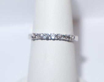 Anillo de boda de oro blanco con diamantes