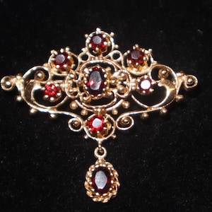 Estate Brooch 14 kt Yellow Gold with Garnets