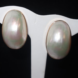 Orecchini Omega in oro giallo con grandi perle