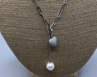Halsband med vitt konstpärla och kristallhjärta "Y", 45 cm, vintage (T7)