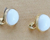 Pretty Vintage White Button Clip Earrings, Gold tone, quot Monet quot (P9)