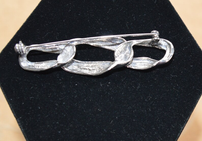 Pretty Vintage Silver tone Chain Brooch