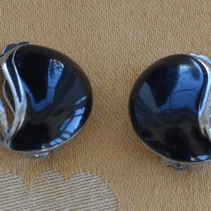 Pretty Vintage Black, Silver tone Button Clip Earrings (T2)