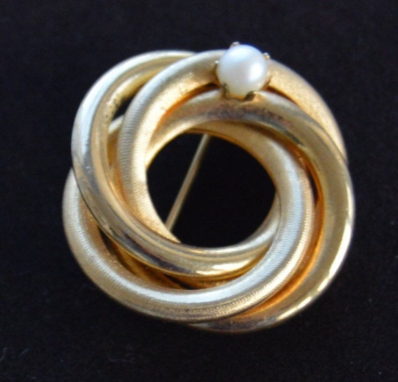Petite Broche Vintage Nœud Gravé Avec Pampille Et Perle Translucide Or - Numéro 4123