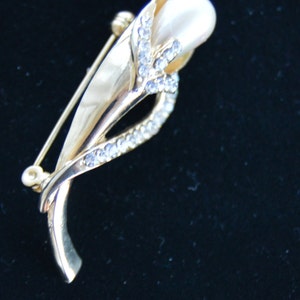 Pretty Vintage Faux Pearl, Rhinestone Brooch, Gold tone, Listing #117