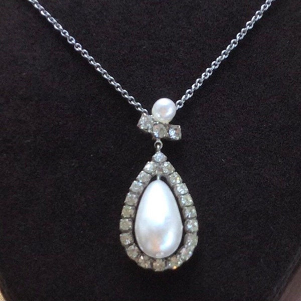 White Faux Pearl, Clear Rhinestone Teardrop Pendant Necklace, Silver tone, Avon gage, 20” (AQ11)