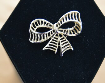 Pretty Vintage Gold tone Bow Brooch