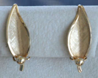 Gold tone Brushed Leaf Clip Earrings, Vintage (V3)